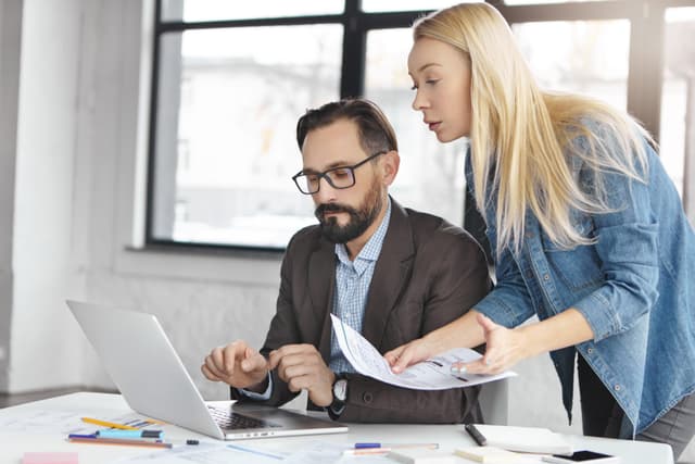 Financieel adviseur geeft uitleg over documenten