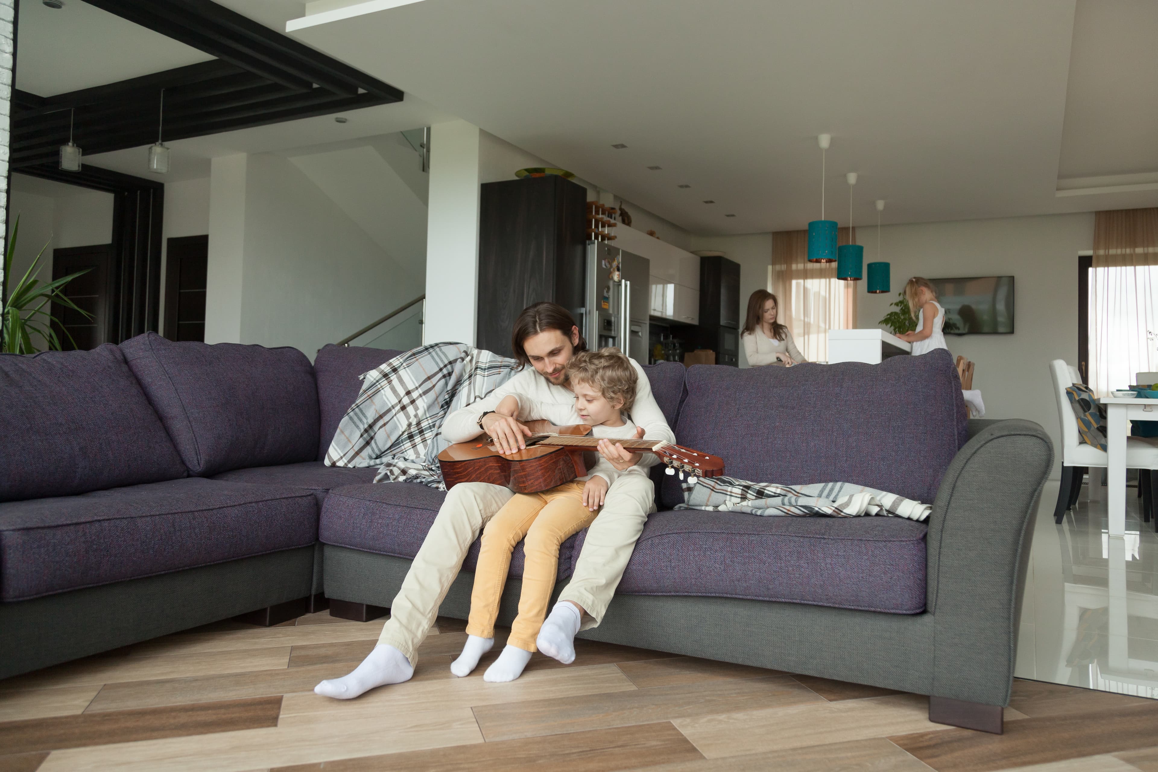 Stijlvol interieur van een moderne woonkamer met een comfortabele bank
