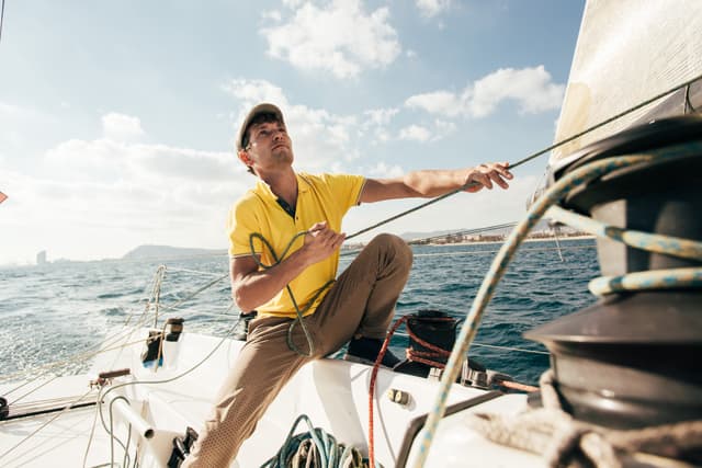 Zeilboot vaart op open zee met de zeilen gehesen